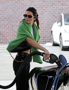kendall-jenner-at-a-gas-station-in-los-angeles-03-01-2023-4.jpg