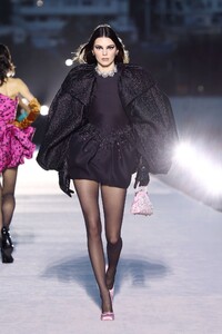 kendall-jenner-at-versace-fw23-runway-show-in-west-hollywood-03-09-2023-3.jpg