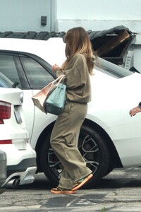 khloe-kardashian-leaves-a-studio-in-calabasas-03-22-2023-0.jpg