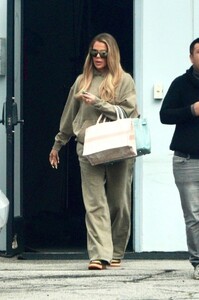 khloe-kardashian-leaves-a-studio-in-calabasas-03-22-2023-1.jpg