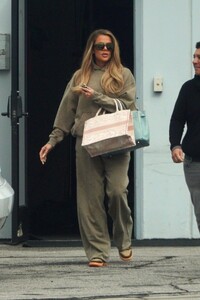 khloe-kardashian-leaves-a-studio-in-calabasas-03-22-2023-2.jpg