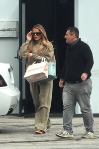 khloe-kardashian-leaves-a-studio-in-calabasas-03-22-2023-3.jpg