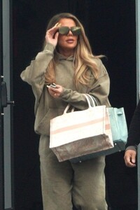 khloe-kardashian-leaves-a-studio-in-calabasas-03-22-2023-4.jpg