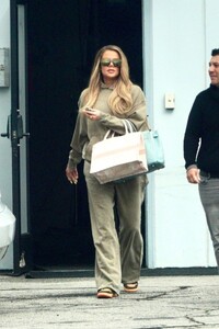 khloe-kardashian-leaves-a-studio-in-calabasas-03-22-2023-5.jpg