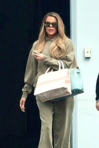 khloe-kardashian-leaves-a-studio-in-calabasas-03-22-2023-6.jpg