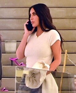 kim-kardashian-visits-london-eye-03-17-2023-0.jpg