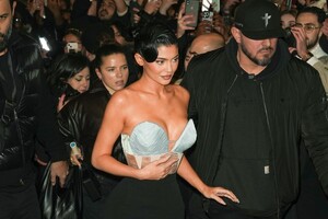 kylie-jenner-arrives-at-jean-paul-gaultier-haute-couture-spring-summer-2023-show-at-paris-fashion-week-01-25-2023-2.jpg