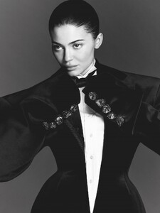 kylie-jenner-in-vanity-fair-magazine-italy-march-2023-2.jpg