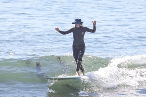 leighton-meester-at-a-surf-session-in-malibu-02-09-2022-7.jpg