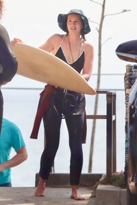 leighton-meester-out-surfing-in-malibu-03-03-2022-5.jpg