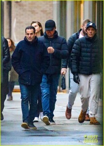 leonardo-dicaprio-out-with-friends-lukas-haas-09.jpg