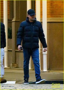 leonardo-dicaprio-out-with-friends-lukas-haas-11.jpg