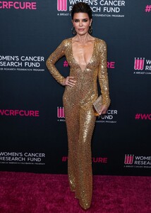 lisa-rinna-at-women-s-cancer-research-fund-s-an-unforgettable-evening-benefit-gala-at-beverly-wilshire-hotel-03-16-2023-0.jpg
