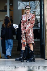 lisa-rinna-paco-rabanne-show-at-paris-fashion-week-03-01-2023-0.thumb.jpg.bb011ad26c791491a293f9aa5295f3f5.jpg