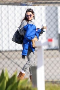 mila-kunis-and-ashton-kutcher-loading-up-their-luggage-in-los-angeles-03-04-2023-0.jpg