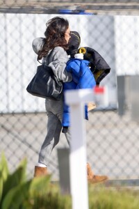 mila-kunis-and-ashton-kutcher-loading-up-their-luggage-in-los-angeles-03-04-2023-3.jpg