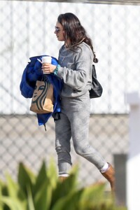 mila-kunis-and-ashton-kutcher-loading-up-their-luggage-in-los-angeles-03-04-2023-4.jpg