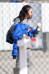 mila-kunis-and-ashton-kutcher-loading-up-their-luggage-in-los-angeles-03-04-2023-5.jpg