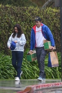 mila-kunis-and-ashton-kutcher-out-in-los-angeles-03-14-2023-0.jpg
