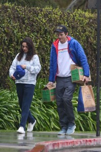 mila-kunis-and-ashton-kutcher-out-in-los-angeles-03-14-2023-1.jpg