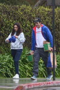 mila-kunis-and-ashton-kutcher-out-in-los-angeles-03-14-2023-2.jpg