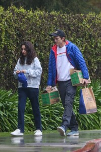 mila-kunis-and-ashton-kutcher-out-in-los-angeles-03-14-2023-4.jpg