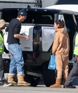 mila-kunis-and-ashton-kutcher-returning-from-a-ski-trip-in-los-angeles-02-21-2023-0.jpg