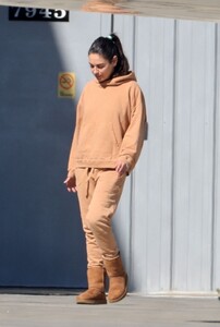 mila-kunis-and-ashton-kutcher-returning-from-a-ski-trip-in-los-angeles-02-21-2023-5.jpg