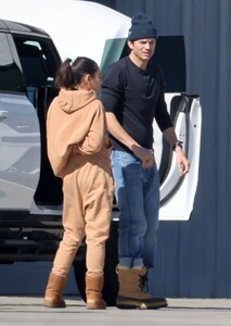 mila-kunis-and-ashton-kutcher-returning-from-a-ski-trip-in-los-angeles-02-21-2023-6.jpg