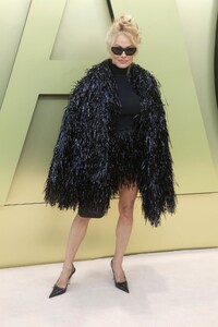 pamela-anderson-at-versace-fw23-fashion-show-at-pacific-design-center-in-west-hollywood-03-09-2023-0.jpg