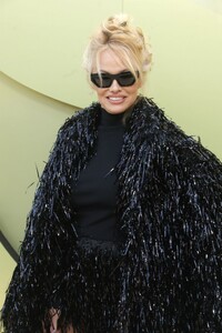 pamela-anderson-at-versace-fw23-fashion-show-at-pacific-design-center-in-west-hollywood-03-09-2023-1.jpg