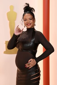 pregnant-rihanna-at-95th-annual-academy-awards-in-hollywood-03-12-2023-9.jpg