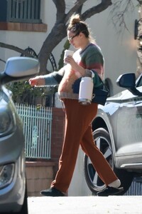 pregnant-rumer-willis-makes-a-stop-at-a-friend-s-house-03-10-2023-0.jpg