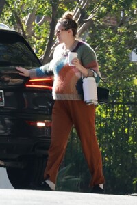 pregnant-rumer-willis-makes-a-stop-at-a-friend-s-house-03-10-2023-5.jpg