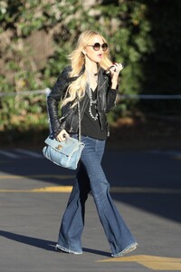 rachel-zoe-at-brentwood-country-mart-10-24-2022-5.jpg