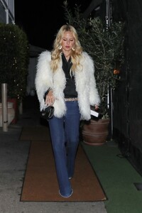 rachel-zoe-grabs-dinner-in-santa-monica-18_02.2022-6.thumb.jpg.8c3b95fff57a3e0f28b08ad025ba9054.jpg