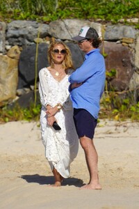 rachel-zoe-out-on-the-beach-in-st-barts-12-29-2022-0.jpg