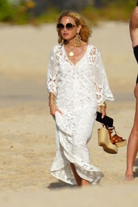 rachel-zoe-out-on-the-beach-in-st-barts-12-29-2022-2.thumb.jpg.0e6f1aa2c9effe9e20df60f0e2ac3613.jpg