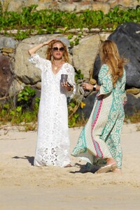 rachel-zoe-out-on-the-beach-in-st-barts-12-29-2022-3.thumb.jpg.10feed81f29018760e42ba0ee9fbaa55.jpg