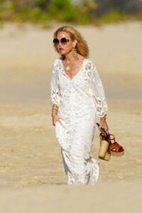 rachel-zoe-out-on-the-beach-in-st-barts-12-29-2022-4.thumb.jpg.36dc985377ca9a2ae864203f49337d95.jpg