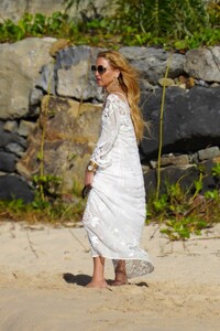 rachel-zoe-out-on-the-beach-in-st-barts-12-29-2022-5.jpg