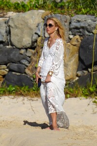 rachel-zoe-out-on-the-beach-in-st-barts-12-29-2022-6.jpg