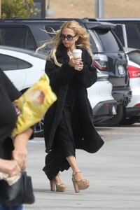 rachel-zoe-out-shopping-for-groceries-in-malibu-05-08-2022-1.jpg