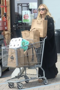 rachel-zoe-out-shopping-for-groceries-in-malibu-05-08-2022-2.jpg