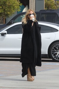 rachel-zoe-out-shopping-for-groceries-in-malibu-05-08-2022-3.jpg