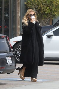 rachel-zoe-out-shopping-for-groceries-in-malibu-05-08-2022-6.jpg