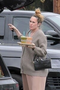 rumer-willis-shopping-for-groceries-at-erewhon-03-05-2023-0.jpg