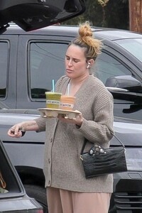 rumer-willis-shopping-for-groceries-at-erewhon-03-05-2023-3.jpg