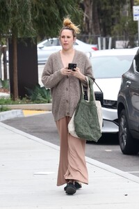 rumer-willis-shopping-for-groceries-at-erewhon-03-05-2023-6.jpg