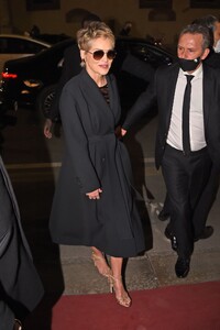 sharon-stone-arrives-at-dolce-and-gabbana-party-at-milan-fashion-week-02-26-2022-5.jpg